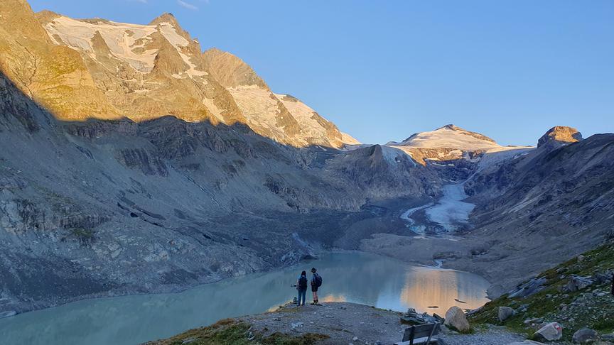 © Foto: ORF/Interspot Film/Martin Engler Im Bild: Elke Ludewig und Konrad Mariacher blicken auf die Pasterze.