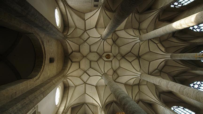 Im Bild: Franziskanerkirche Mittelschiff, Lotrecht.