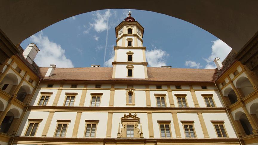 Im Bild: Arkadenhof Schloss Eggenberg.