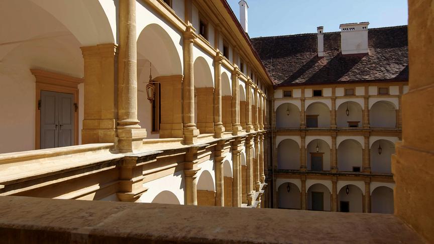 Im Bild: Arkadenhof Schloss Eggenberg.