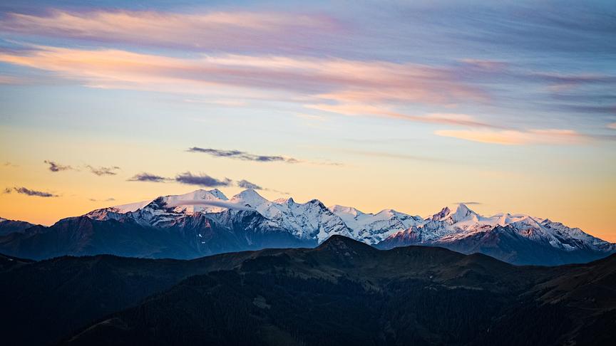 Im Bild: Sonnenaufgang Pinzgauer Grasberge.