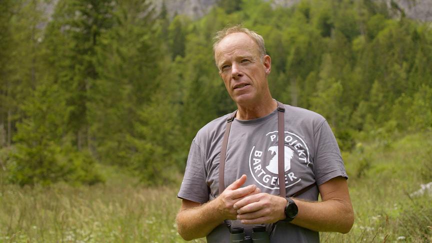 Im Bild: Ulrich Brendel (Greifvogelexperte Nationalpark Berchtesgaden).