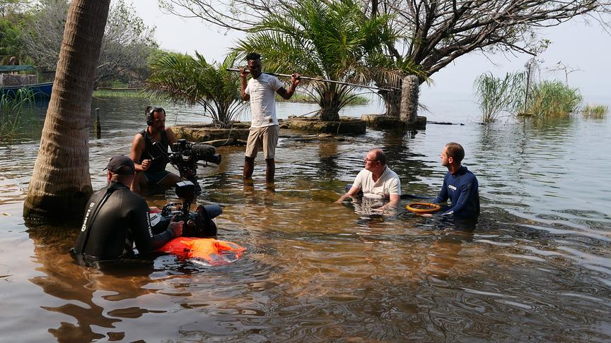 Im Bild: Kamerateam mit den Biologen Christian Sturmbauer und Lukas Zangl.