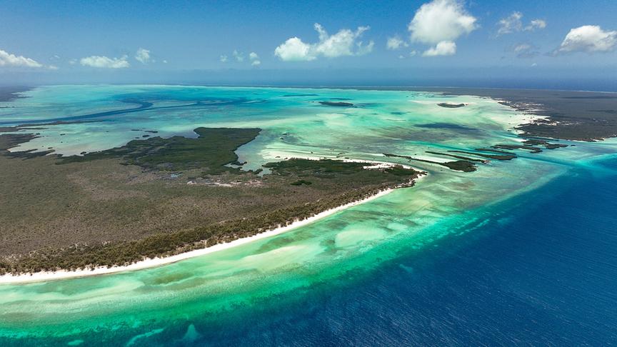 Im Bild: "Korallen und Plankton im Indischen Ozean": Aldabra-Atoll im Indischen Ozean.
