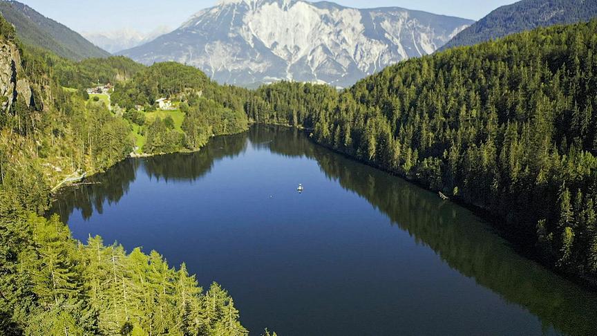 Im Bild: Piburger See - Drohnenflug (Tirol).