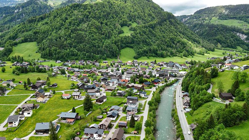 Im Bild: Gemeinde Klaus mit Klausbach (Vorarlberg).