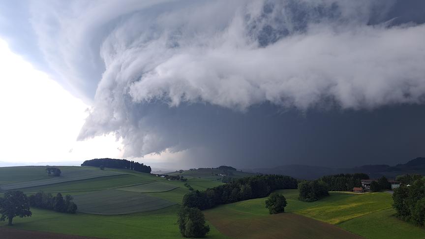 Beeindruckende Gewitterwolke, die sich wie eine Walze über die Landschaft legt.