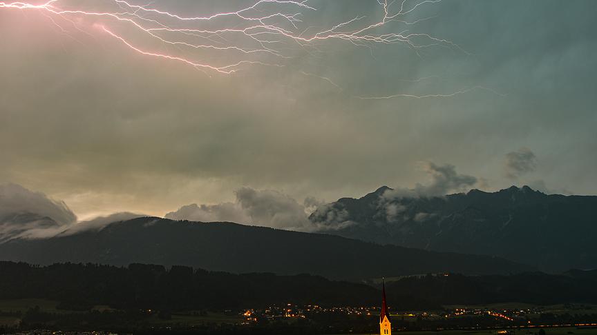 © Helga Tötsch Gewitterfront zieht über Weer im Inntal. (Helga Tötsch)