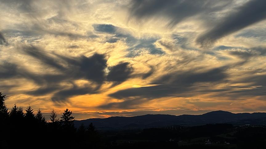 Abendhimmel mit geschwungenen Wolken