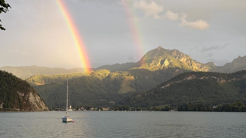 Doppelte Regenbogen über einem See