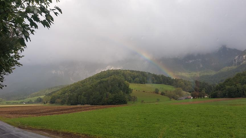 © Johannes Kuntner Regenbogen vor der im Nebel gehülte Rax (Johannes Kuntner)