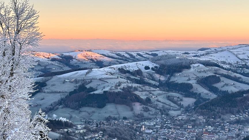 © Karin Schauppenlehner Stadt in frostiger Sonnenaufgangs-Atmosphäre von oben