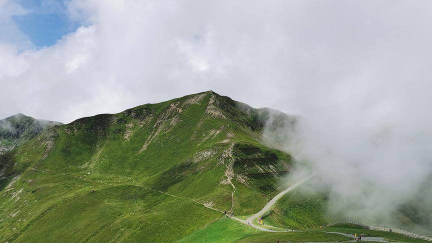 © Georg Ackerer Schattberg/Ostblick zum Mittelgipfel Westgipfel noch in Wolken in Saalbach. (Georg Ackerer)