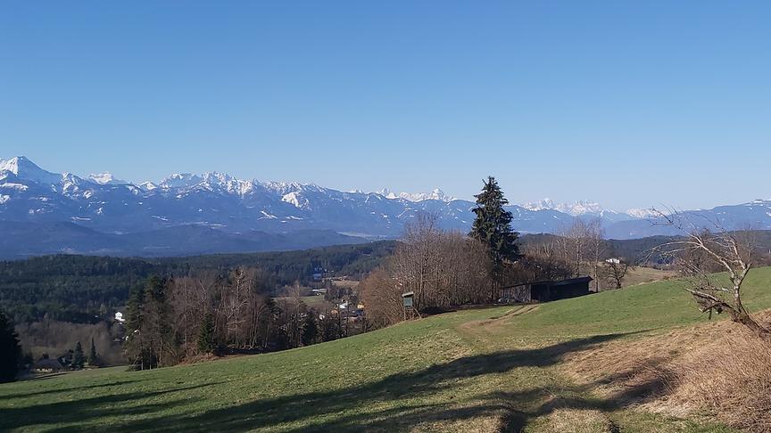 © Christian Zeichen Aus Köstenberg in Richtung Karawanken, Julische Alpen, nach einer 3 Berge Wanderung (Rabenkogel, Laaserkofel, Taubenbühel)... wunderschöner Blick nach Süden. (Christian Zeichen)