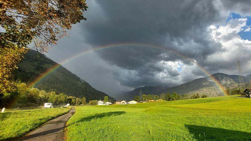 Regenbogen über den Talboden des Mölltales gespannt - von der Sonnseite zur Schattseite.