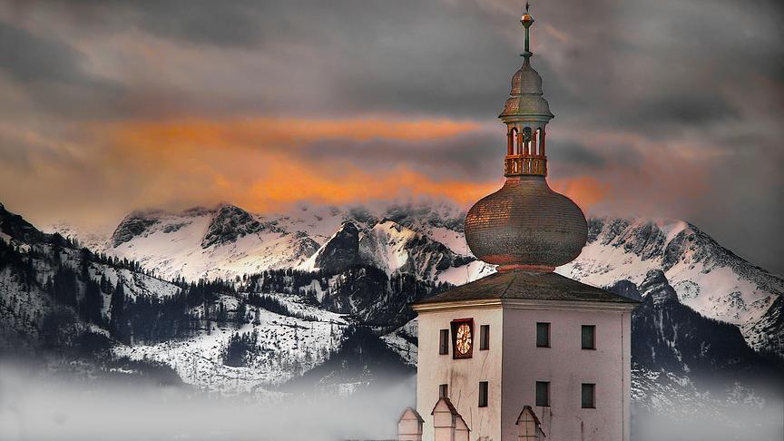 © Peter Grill Der Turm von Schloss Orth in Gmunden im Hintergrund das tote Gebirge. (Peter Grill)