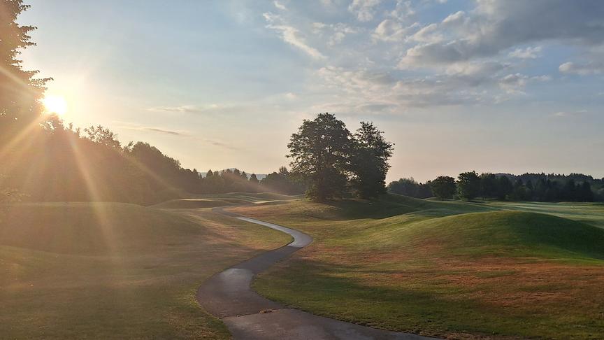© Gudrun Kartnig Ein goldener Start in den Tag – Sonnenaufgang über dem Golfplatz Seltenheim in Klagenfurt vor dem Abschlag auf Loch 10 (Gudrun Kartnig)