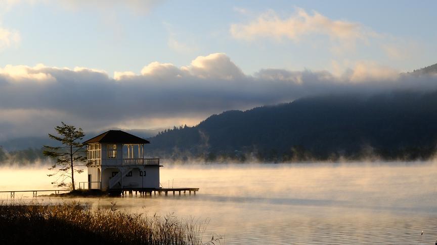 © Uli Nieddu Morgendliche Stimmung am Wörthersee: Beim Sonnenaufgang zeigt sich der See in seiner stillen Schönheit, während er langsam auskühlt. (Uli Nieddu)
