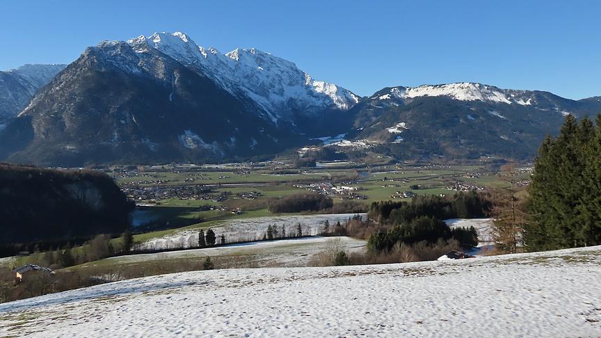 © Marianne Robl Grünes Tal in dem einige Schneereste noch zu sehen sind, dahinter erheben sich schneebedeckte Berge