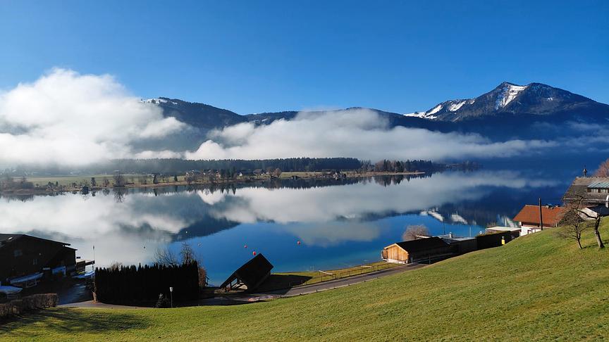 © Irene Windauer Ruhiger See, indem sich die darüber herziehenden Wolken spiegeln.