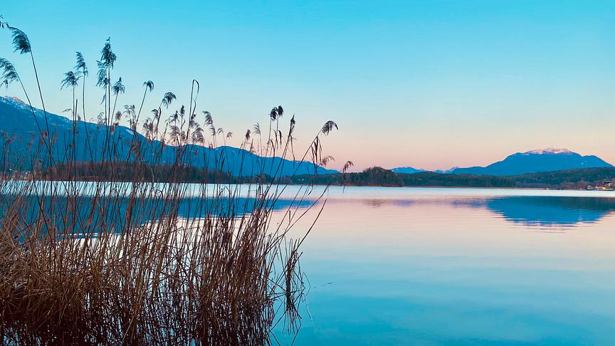 © Klaus Santner Guten Morgen, bei frischen -2°. Is lei ruhig uman Faakersee. Im Hintergrund rechts der Dobratsch. (Klaus Santner)