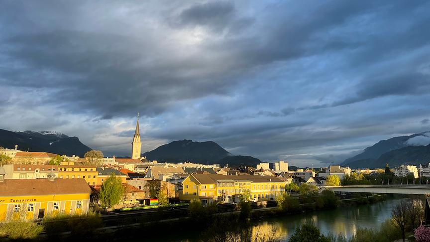 © Franz Sattlegger Blick auf das Sonnenbestrahlte Villach mit dem Draufluss, im Hintergrund das obere Drautal nach Spittal/Drau. (Franz Sattlegger)