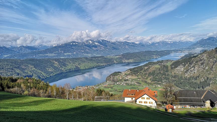 © Gabriele Golger-Oberwinkler Blick vom Gasthaus Bergfried in Gschriet auf den Millstättersee. Wanderung auf den Mirnock. (Gabriele Golger-Oberwinkler)
