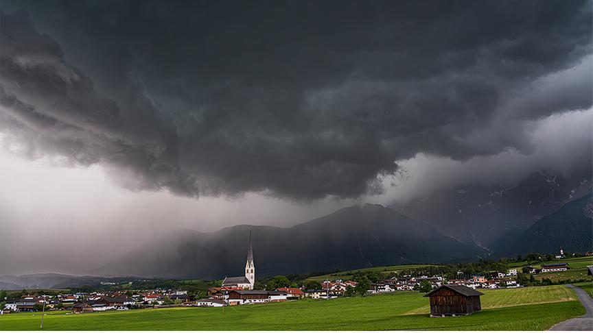 Hagelvorhang rollt auf´s Miemiger Plateau zu (Reinhard Puehringer)