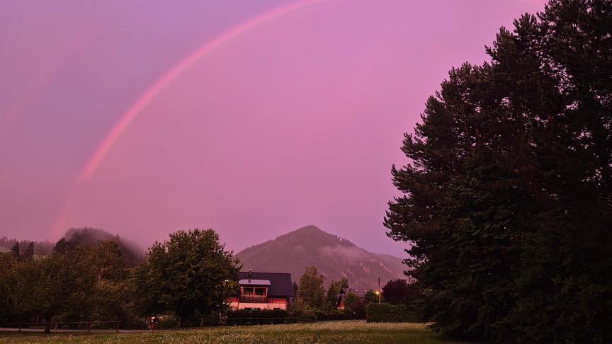 © Marnik Wastyn Abendlicht in Puchberg am Schneeberg durch untergehenden Sonne bei Regen. Und Regenbogen in der anderen Blickrichtung (Blick auf Himberg) (Marnik Wastyn)