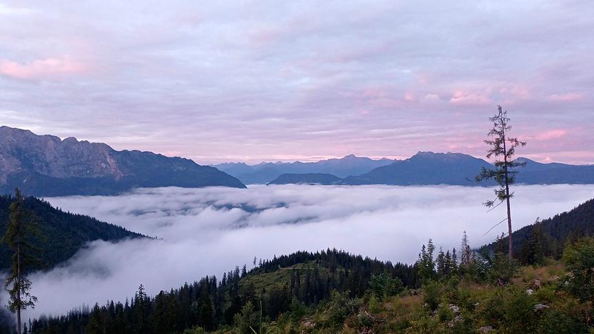 © Gerlinde Ainhirn Morgenröte u.Wolkenmeer übern Ausseerland ...bevor der große Regen kam (Gerlinde Ainhirn)