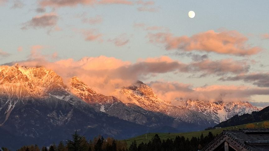 © Inge Zinkl Abendstimmung und aufgsteigender Mond über dem steinernen Meer Saalfelden (Inge Zinkl)