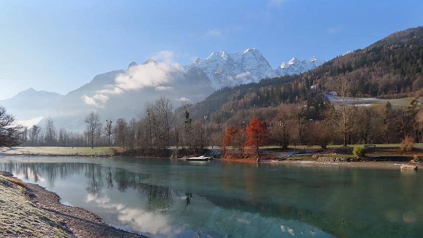 © Marianne Robl Ruhiger See, indem sich die Wolken und Berge spiegeln