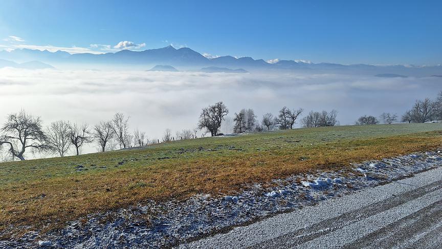 Vereister Weg und im Tal tiefhängende Wolkendecke