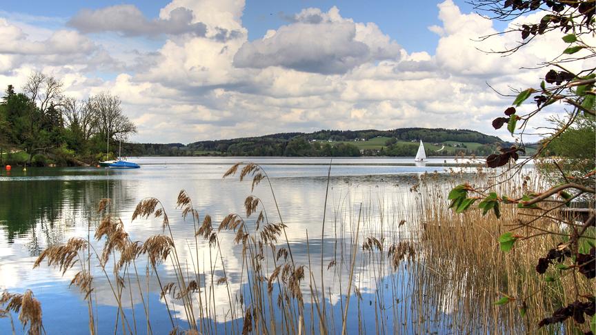 © Emma Sommeregger Heute war ich am schönen Mattsee / Salzburger Seenland unterwegs und konnte diese traumhafte Wolkenspiegelung mit dem Segelschiff fotografieren. (Emma Sommeregger)