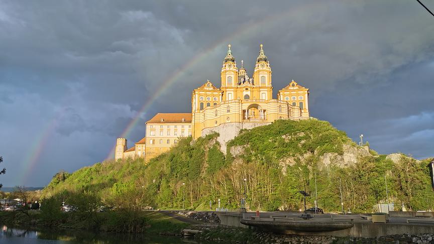 © Hanns Horst Holly Stift Melk mit Regenbogen. (Hanns Horst Holly)