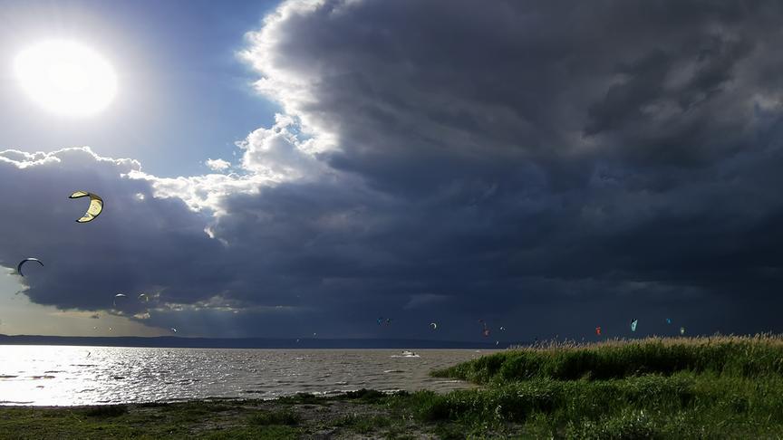 © Wolfgang Teuschitz Podersdorf Kitestrand, 30+Knoten Front im Anmarsch. (Wolfgang Teuschitz)