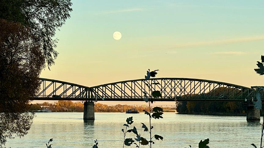 © Wilfried Bernhart Donaubrücke Krems Mautern mit Supermond, dahinter die Eisenbahnbrücke (Wilfried Bernhart)