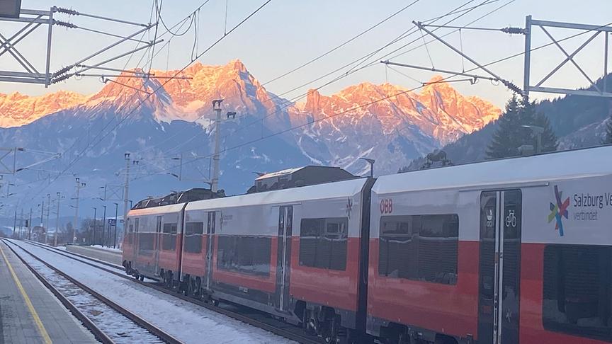 © Josef Schlick Vom Bahnhof aus sieht man die Berge, wie sie in warmes Licht getaucht werden.