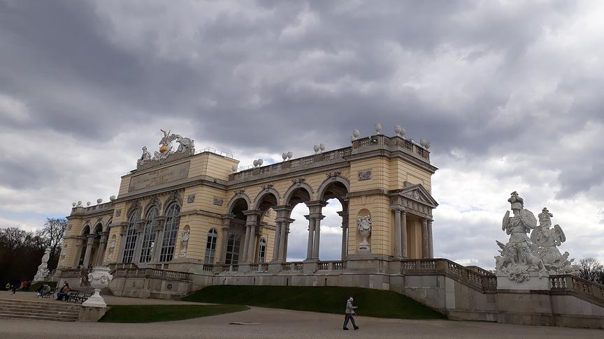 © Schwanda Ingrid Gloriette mit beeindruckenden Regenwolken. (Schwanda Ingrid)