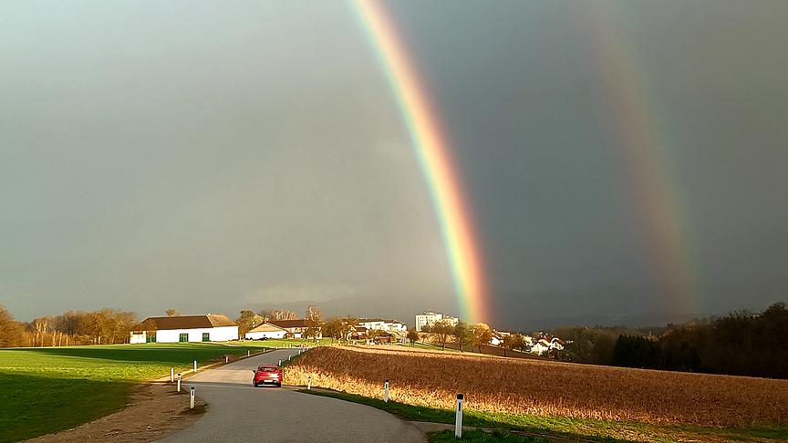 © Jonas Strobl Doppelter Regenbogen über einem Bauernhof nach einem kräftigen Regenschauer - Sonnenlicht bricht durch und zaubert dieses Naturwunder. (Jonas Strobl)