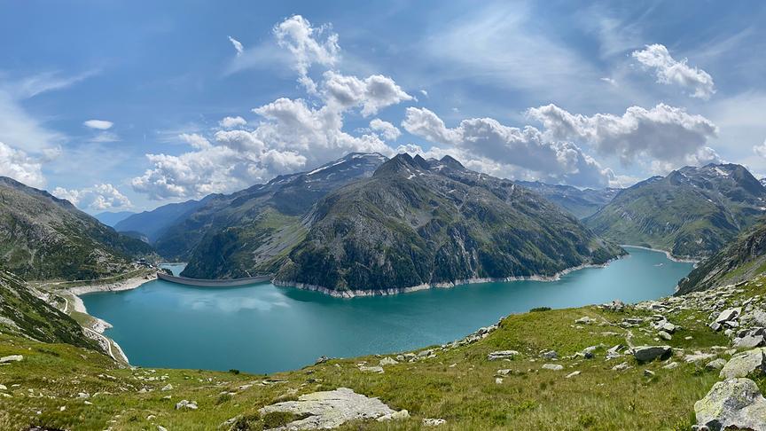 © Hanno Buchner Blick auf den Kölnbrein Stausee beim Abstieg vom Weinschnabel (2.750m). (Hanno Buchner)