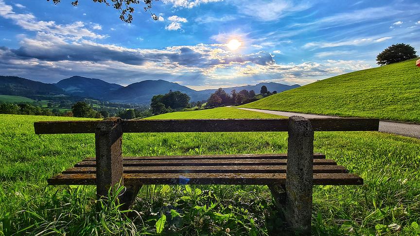 © Christian Hahn Abendsonne, Sitzbank, in Reinsberg, nach Regentagen endlich Spätsommer Wochenende in Sicht. (Christian Hahn)