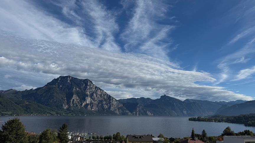 © Ferdinand Kogler Herbstwolken über dem Traunsee, Traunstein, schlafende Griechin… (Ferdinand Kogler)