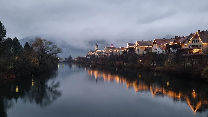 © Kohlbacher Roswitha Meine Heimatstadt Frohnleiten mit der Weihnachtsbeleuchtung im Nebel. (Kohlbacher Roswitha)
