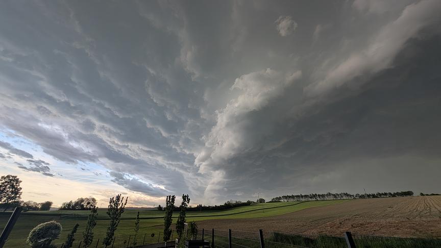 Düstere Stimmung mit dunklen Wolken die von rechts her aufziehen, während links noch ein schmaler Streifen Licht und Himmel zu sehen ist.