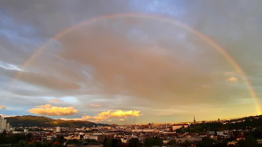 © Katharina Samhaber Handy-Schnappschuss von unserem Schlafzimmer aus auf Linz... es ist immer eine Freude einen Regenbogen als Ganzes zu erwischen ;-) (Katharina Samhaber)