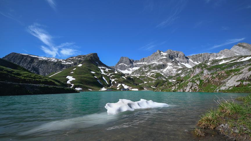 © Manfred Gasser Letzte Schneereste auf dem Zürsersee in Zürs. (Manfred Gasser)