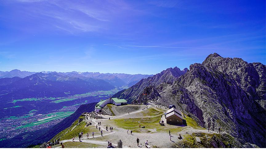 Bergpanorama bei blauem Himmel