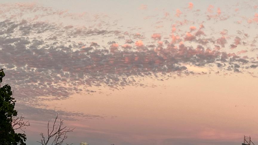 Schäfchenwolken bei Dämmerstimmung
