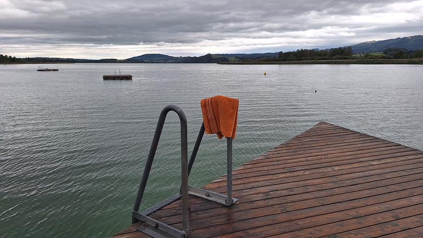 Bewölkter See mit Steg